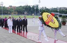  越南党和国家领导人拜谒胡志明主席陵墓