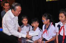 越南政府副总理张和平向胡志明市占族贫困学生颁发奖学金