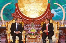 越南政府总理阮春福拜访老挝国家主席本扬·沃拉吉