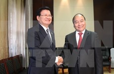 阮春福总理会见老挝总理通伦•西苏里