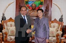 越南政府总理阮春福会见老挝国会主席巴妮•雅陶都