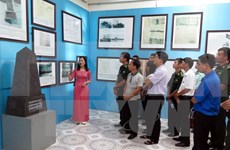 “黄沙与长沙两个群岛归属越南：历史证据与法律依据图片资料展”在山萝省举行