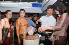 胡志明市与老挝首都万象促进商品贸易