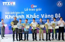 第四届“黄金瞬间”新闻摄影奖颁奖仪式在越南国家通讯中心举行