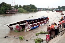 泰国昭披耶河船只撞桥翻覆导致多人死亡