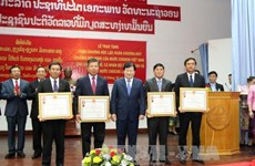 越南向老挝公共工程与运输部集体及个人授予独立和友谊勋章