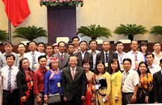 越南国会副主席冯国显会见2016年越南全国优秀农民代表团