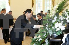 越南国家主席陈大光前往泰国驻越使馆吊唁泰国国王普密蓬逝世
