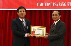 老挝政府向越南驻琅勃拉邦总领事馆授予“老越友谊勋章”