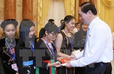 越南国家主席陈大光会见少数民族优秀学生代表