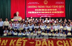 越南国家副主席邓氏玉盛向乂安省贫困生颁发100份励志奖学金