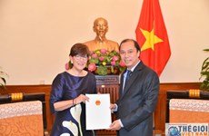 越南向比利时驻河内总领事授予领事认证