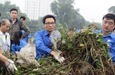 武德儋副总理与河内市青年们参与灵潭湖垃圾清理活动