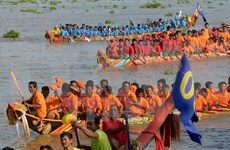 柬埔寨传统“送水节”：龙舟赛在洞里萨湖举行（组图）