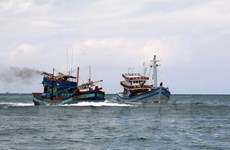 海警第三区司令部营救11名遇险渔民
