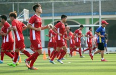 印尼第18届亚运会: 越南国家奥林匹克足球队在与巴基斯坦球队角逐之前进行赛前热身训练（组图）
