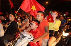 越南全国数万名球迷涌上街头庆祝越南国奥队晋级亚运会半决赛（组图）