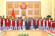 阮春福总理会见参加第18届亚洲运动会的越南体育代表团优秀运动员和教练员（组图）