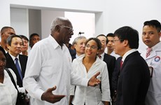 古巴党和政府代表团访问广平省越南古巴友谊医院