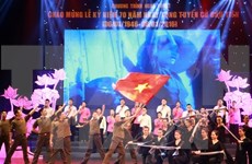 纪念越南首次普选的“光荣越南国会”艺术晚会在河内举行