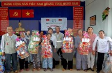 越南河内市出资2820多亿越盾向抚恤政策家庭赠送春节礼物
