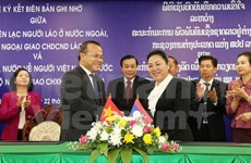 老挝政府副总理通论·西苏里会见越南外交部代表团