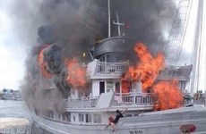 广宁省游船突发大火事件：37名游客安全上岸