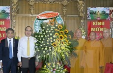 越南祖国阵线中央委员会领导佛诞节走访慰问佛教协会教职人员