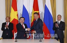 越南政府总理阮春福参观俄罗斯两大天然气和石油公司