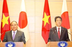 阮春福总理与日本首相安倍晋三举行联合记者会