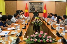 国防部领导人会见越南驻外大使和代表机构首席代表