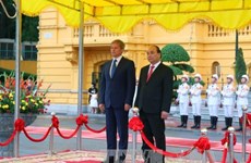 阮春福总理举行隆重仪式 欢迎罗马尼亚总理访越（组图）