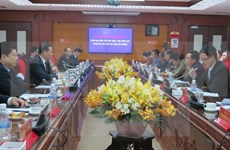 老挝国家副主席访问越南海阳省