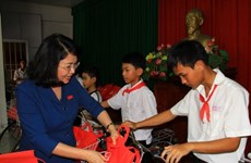 越南国家副主席邓氏玉盛向同塔省特困学生颁发助学金