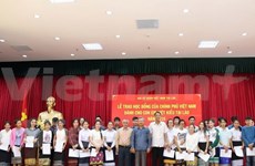 越南政府向旅居老挝越南侨胞儿女颁发奖学金