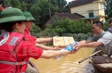 越南红十字会向中部受灾民众提供紧急援助