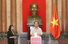 越南国家主席办公厅捐赠一日工资援助中部灾区人民