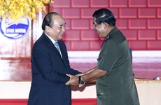 柬埔寨首相洪森在庆祝“洪森救国之路40周年” 之际访问越南