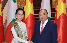 越南政府总理阮春福欢迎缅甸国家资政兼外交部长昂山素季对越南进行正式访问（组图）