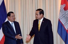 泰国总理与柬埔寨首相就促进双边关系举行会谈