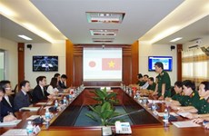 日本防卫省干部代表团探访越南通信军官学校