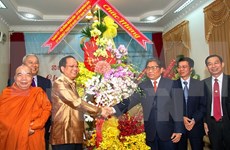 越南胡志明市领导人向老挝和柬埔寨驻胡志明总领事馆工作人员致以节日祝福