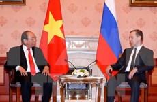 阮春福总理与俄罗斯总理梅德韦杰夫举行会谈