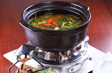 越南中部的传统菜肴：江叶酸鸡汤