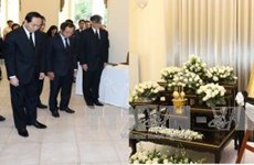 越南国家主席陈大光前往泰国驻越使馆吊唁泰国国王普密蓬逝世（组图）