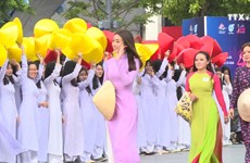 3000名女生身穿奥黛游行  庆祝胡志明市奥黛节