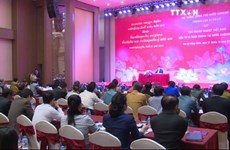 老挝政府总理通伦•西苏里首次同越南企业进行对话 