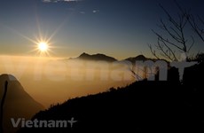 组图：在黄连山山顶上观赏日出美景