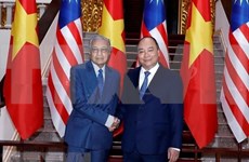 越南政府总理阮春福与马来西亚总理举行会谈 