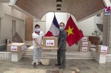 越南向法国各团体组织赠送1.5万只医用口罩